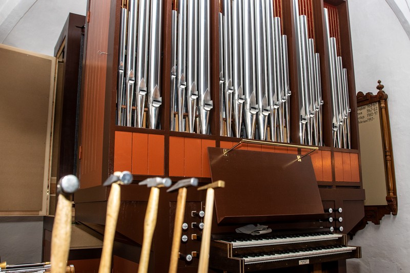 Orgelbyggerne arbejder helt op til premieren med at stemme og intonere det nye orgel.