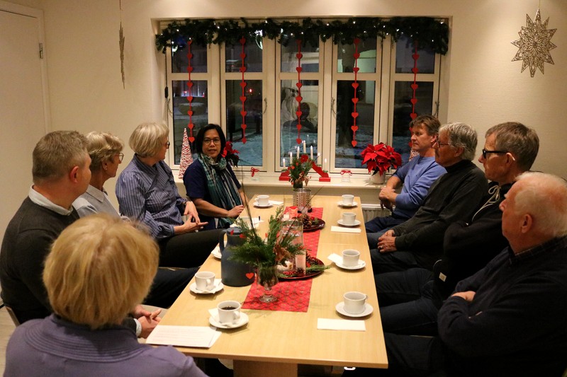 Ildsjæle og socialdemokratiske bestyrelsesmedlemmer samlet til et uformelt møde i Krystalcafeen. Her fortæller Saranya om sit hjælpearbejde.