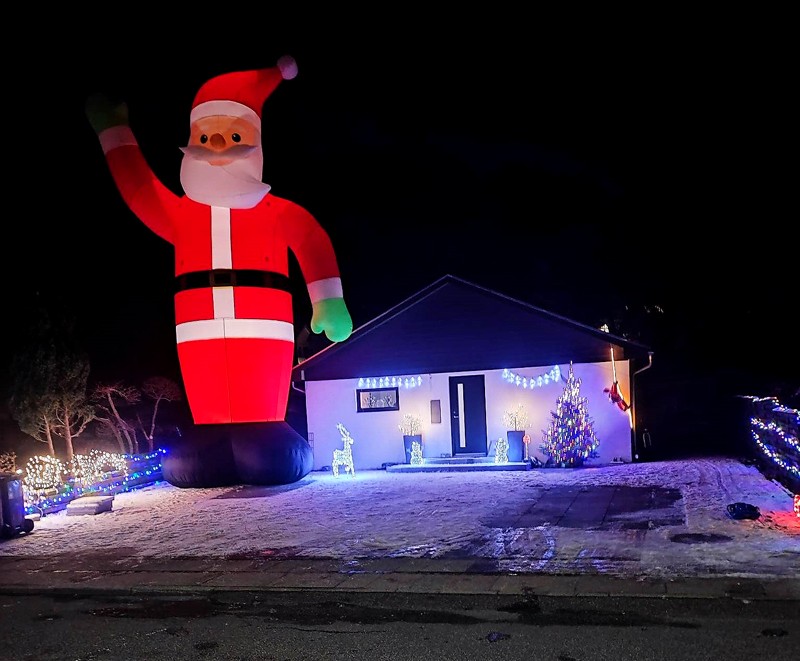 Den gigantiske julemand foran Jespers hus.