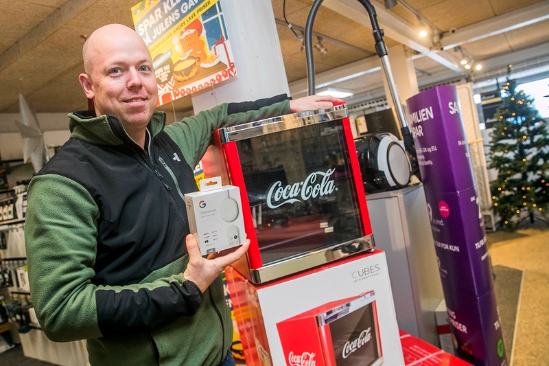 Thomas Sørensen fra Expert og Punkt 1 er også formand for Aabybro Handels- og Erhvervsforening. Han hæfter sig ved en god julehandel og peger blandt andet på chromecast-enheder og de kuriøse Coca Cola-køleskabe som populære pakker under træet.
