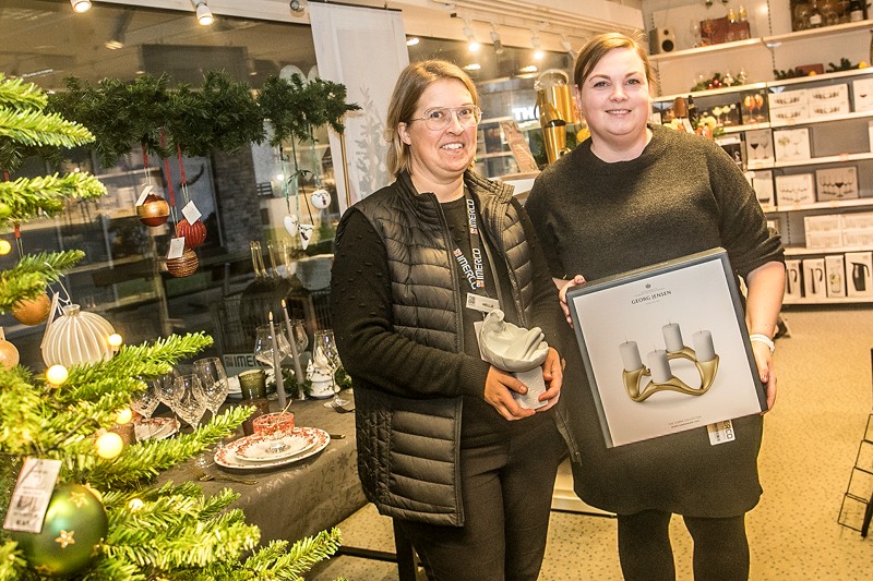 Helle og Tina fra Imerco med et par af årets populære julegaveidéer, keramiske stjernetegnsfigurer og adventsstagen fra Georg Jensen.