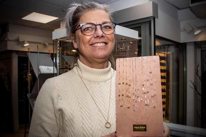 De lokale smykker fra Aqua Dulce i Vadum hitter op til jul, siger Pia Lund Andersen fra LA Smykker.
