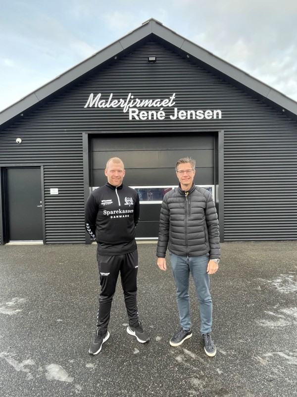 Jesper Egebo (tv) glæder sig over, at René Jensen igen i år vil stille lokaler til rådighed for salg af fyrværkeri.