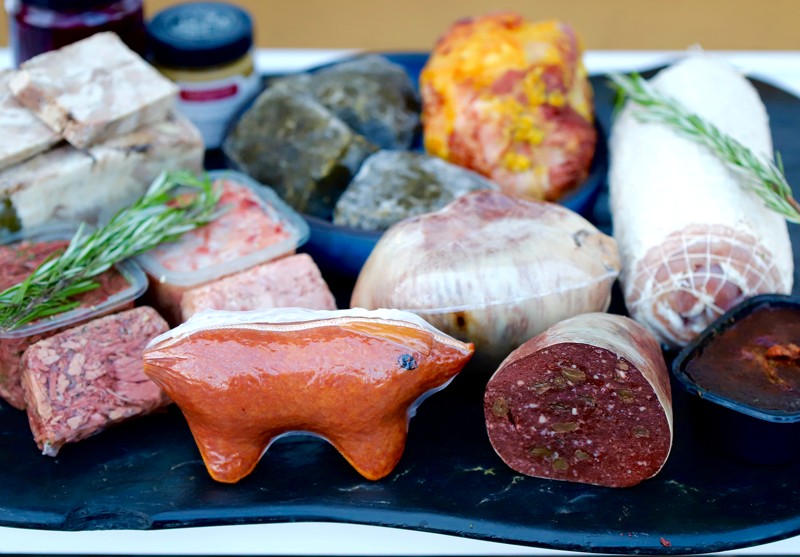 Har du fået nok af søde sager, var det måske noget med en guldsalami-gris som mandelgave.