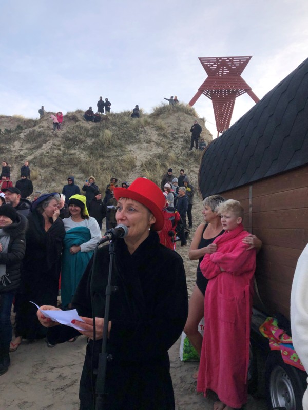 Formanden for Kultur-, fritids- og landdistriktsudvalget, Helle Bak Andreasen (V) byder umiddelbart før nytårsbadet velkommen til alle de friske badegæster.