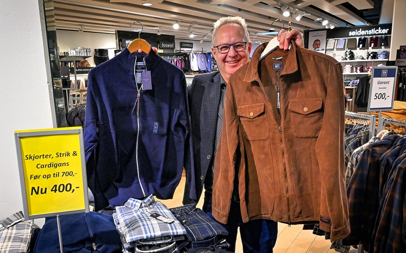 - Varme cardigans og Signals oversize skjorter (th) er årets hit under juletræet, lyder det fra Bjarne Madsen, medindehaver af Din Tøjmand i Thisted.