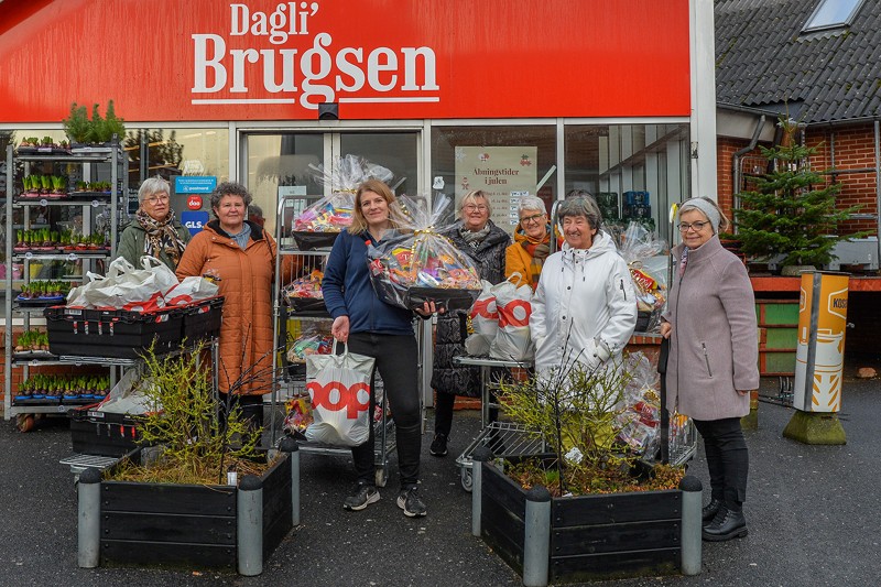 Fra venstre er det Lissi, Eva fra Lions Freja, Sanne fra Dagligbrugsen, Kersti, Kirsten, Birthe og Lisbeth fra Lions Freja på vej på julevisit.