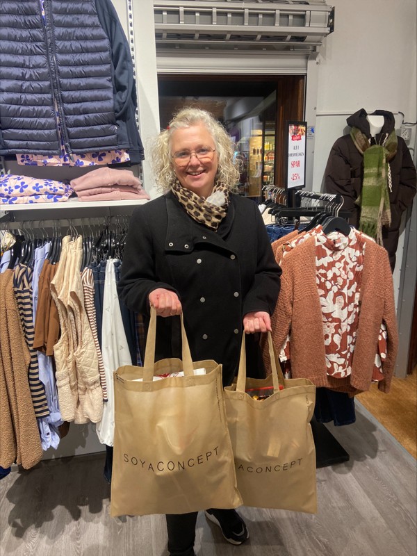Karina Voss blev meget overrasket, da hun blev ringet op som vinderen af hovedpræmien i den store stempelkonkurrence.