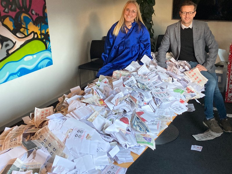 Handelschef i FREDERIK Dan Kobberup og Account Manager Isabella Nordahl Olsen inden vinderen af den store hovedpræmie blev fundet 23. december.