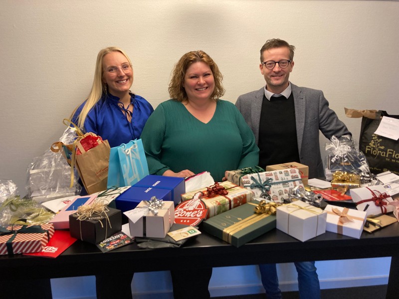 Den superpopulære stempelkonkurrence 2023 kulminerer med at der findes en vinder- i år er det Helene Bruun- af 55 gavekort, som her er lagt frem foran Account Manager Isabella Nordahl Olsen fra Det Nordjyske Mediehus og handelschef i FREDERIK Dan Kobberup.