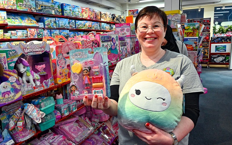 Gabby`s Dollhouse og Squish Mellows er årets hits hos Buddy. Og så er walkie-talkier den store overraskelse, lyder det fra Dorthe Larsen fra Buddy.