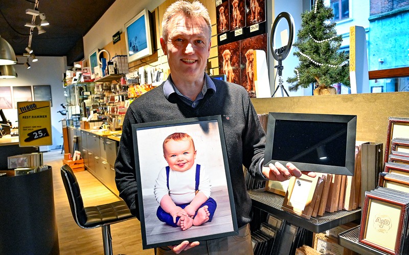 Et skønt portræt er årets julegave i år hos Photocare. Overraskelsen er den nye generation af billedrammer, der pludselig er blevet populære igen - fordi de kan så meget med digitale billeder, siger Jesper Lehd, indehaver.