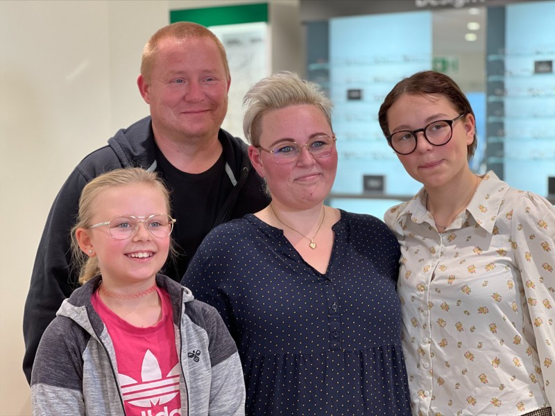 Familien, som alle fik nye briller: Merle Marie Højer Staun, 10 år. Sille Martinette Staun Ackermann, 15 år. Mogens Højer Pedersen, far. Nanna staun Haxholm, mor.