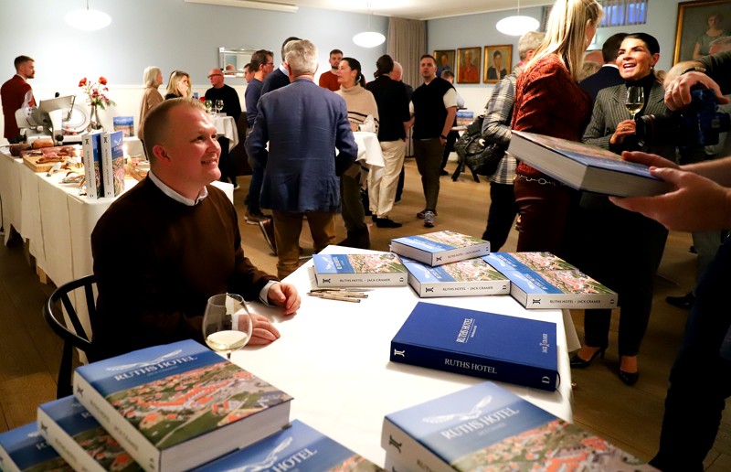 Mange flere mennesker end køkkenchefen havde forventet dukkede op til bogreceptionen og fik en signeret bog.