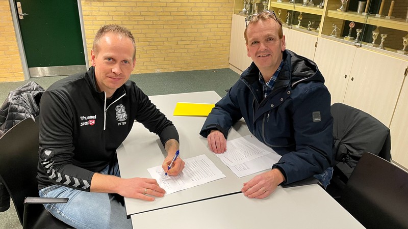 Peter Joe Thorgaard Nielsen (tv) sætter sin underskrift på aftalen om at stå i spidsen for IF Frem Skørpings bedste fodbold. Til højre Lars Dehn Nielsen, formand IF Frem Skørpings fodboldafdeling.