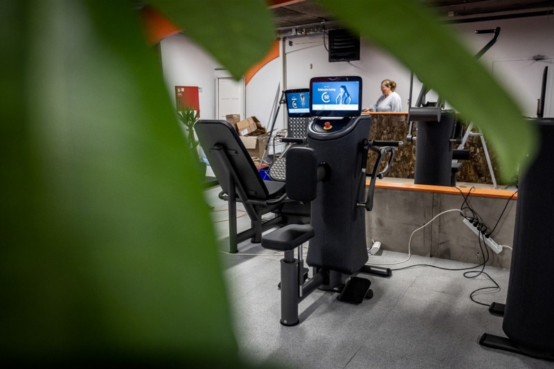 Egym-maskinerne indstiller sig selv i højde og funktion, så snart brugeren logger sig på ved at sætte armbåndet til skærmen.