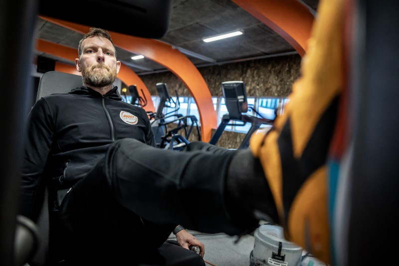 Boost Aalborg tilbyder en ny og avanceret måde at styrketræne på. Man har et armbånd, som styrer træningen til glæde for især de unge over 40, der gerne vil holde kroppen vedlige. Her viser indehaver Kasper Mark Larsen sine nye maskiner frem.