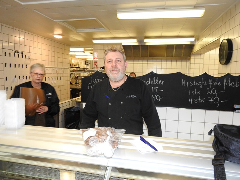 Der er altid meget at lave bag disken, her er det Toms mor til venstre, der hjælper en del til i fiskebutikken, og Tom laver også selv rigtig meget i fiskeproduktionen.