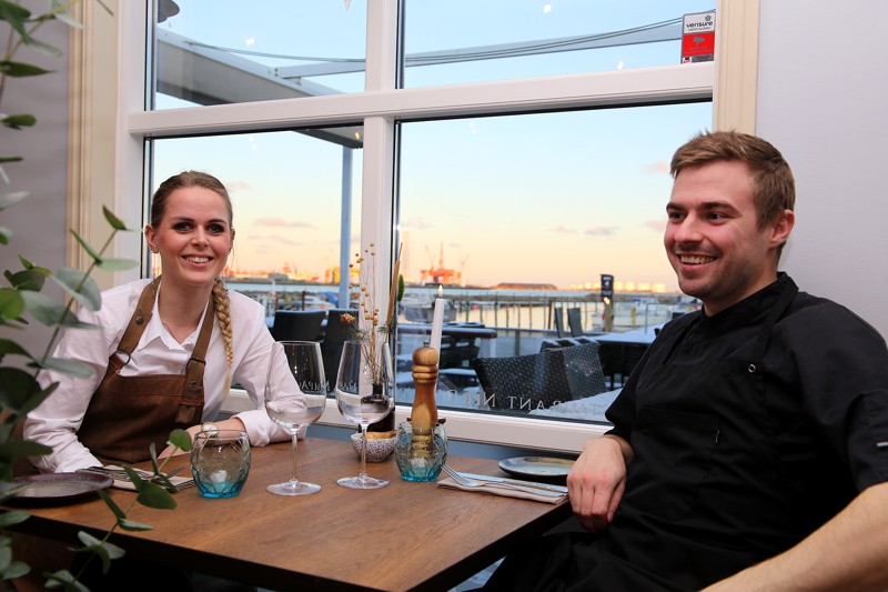 Anne Sofie og Christoffer tager en lille pause med udsigt til den vinterklædte marina.