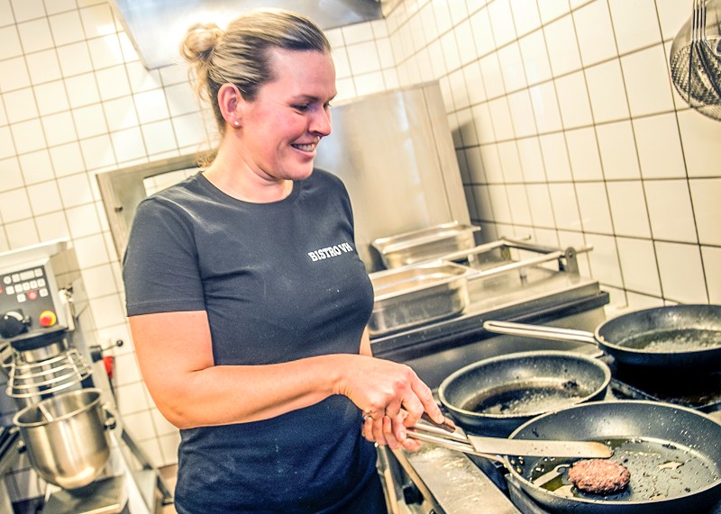 Bistro VH leverer både mad til skolen og til hallens brugere. Desuden er takeaway en del af forretningen.