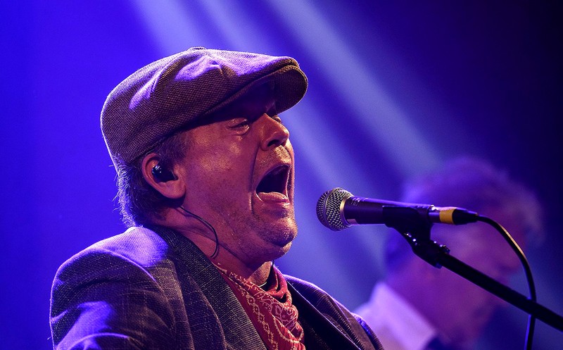 Kim Larsen alias Anders Munch giver 3. marts koncert i Øster Hassing Forsamlingshus. Overskuddet går til udsatte i en kold tid.