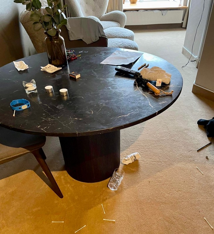 På Hotel Viking blev der efterladt skidt og ødelagt inventar, efter det unge par forlod det.