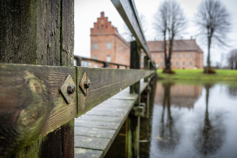 Voergaard Slot har Danmarks bredeste voldgrav. Her er det voldgravens vestbro, som skal fjernes og erstattes med en ny historisk korrekt træbro.