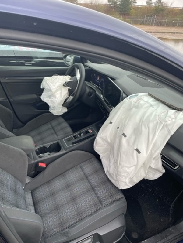 Begge airbags blev aktiveret, da Henriettes datter kørte i busgraven på Kastetvej.