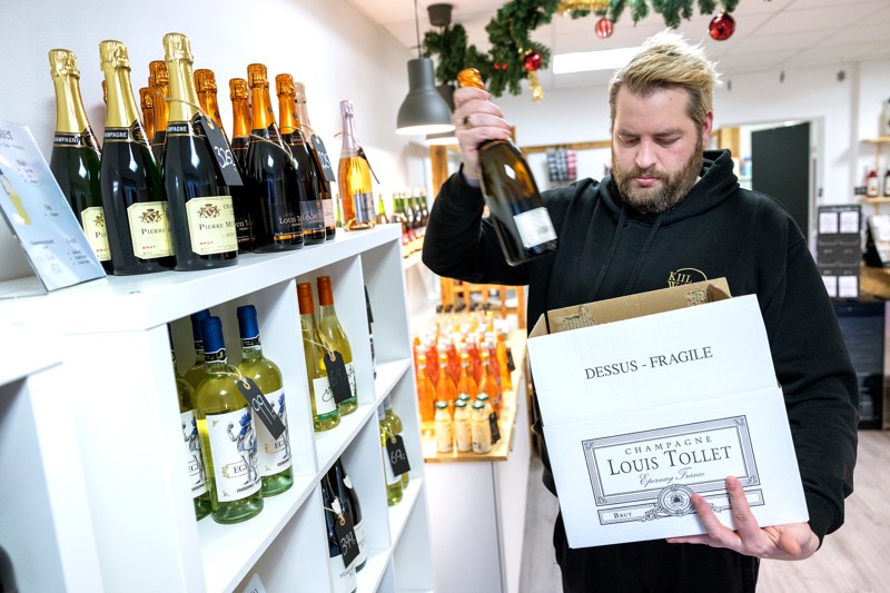 Rene Kiil lægger ikke skjul på, at han kommer til at savne den daglige kontakt med sine kunder, når vinbutikken lukker. Han håber dog, at de fortsat vil møde op, når han holder lagersalg.