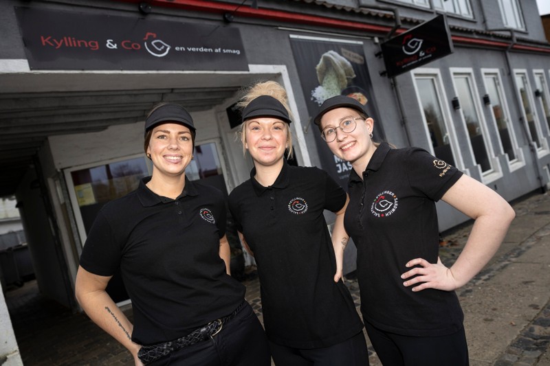Millika Ligaard Alsing Thorst (tv.) er en af fire nye medejere af Kylling & Co i Markedsgade, og Sabina Kjærsgaard (i midten) bliver som butikschef restaurantens nye ansigt udadtil. Anna Skov Andersen (th.) er med i restauranten de første måneder for at sikre, at den kommer godt i gang.