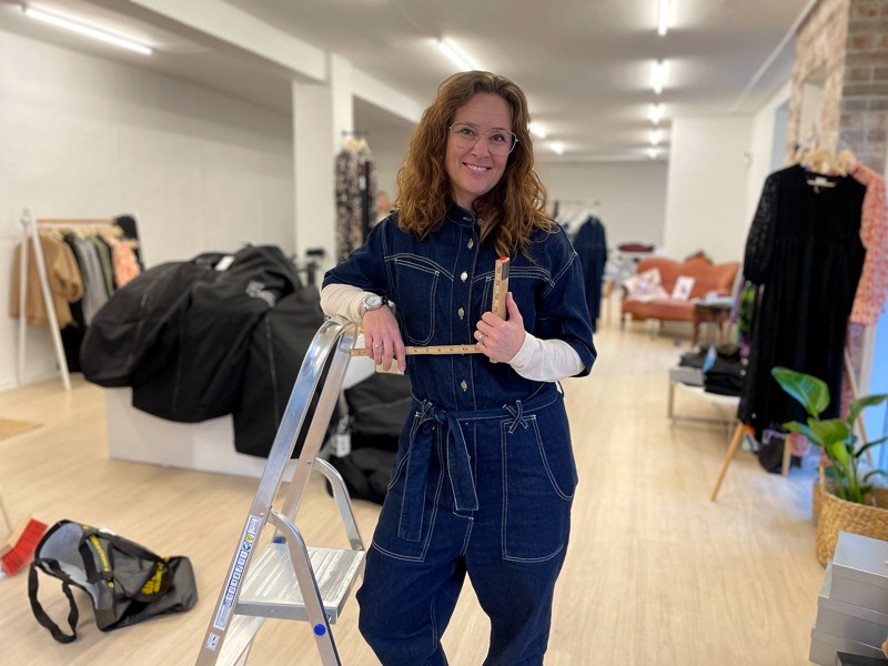 Nanna Stamer knokler med at gøre den nye butik helt klar til åbningen på mandag den 9. januar.
