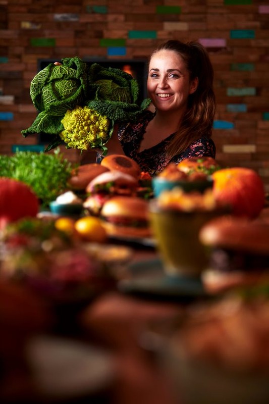 Det er kvinden bag foodtrucken Vegandottir, Kolbrún Gunnarsdóttir, der har hovedansvaret i køkkenet på den nye restaurant.