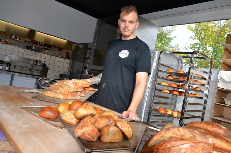 Indehaver Teit Vestergaard Kjeldsen står også bag Bagtanker i Skørping, der blandt andet er kendt for surdejsbrød, kanelsnegle og andet lækkert.