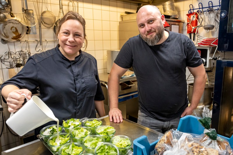 Randi Marcussen (tv.) er køkkenchef for Café Parasollen. Nu modtager værestedet en større donation fra Et Måltid Om Dagen, som Uffe Truelsen (th.) er initiativtager til.