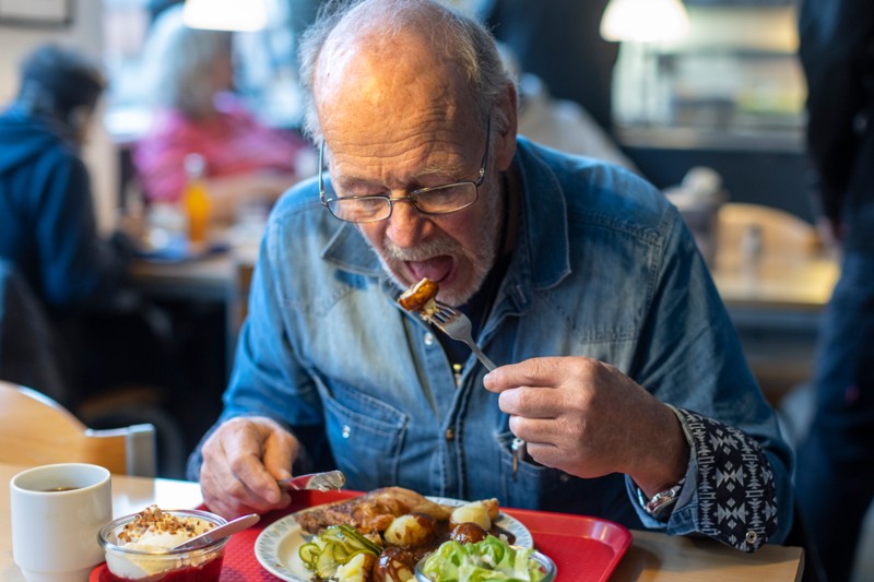 Med donationen får køkkenchef Randi Marcussen mulighed for at kredse om måltiderne. I torsdags stod menuen på gammeldags kylling.