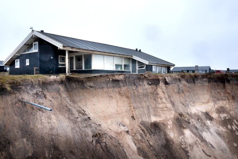 Endnu et sommerhus ved Lønstrup er ved at styrte i havet. Nu får Nordjylland statskroner til kystsikring.