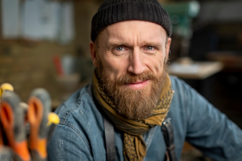 Klaus Grønning fra Aalborg gik fra fast høj løn til elev som snedker. Nu er han udlært og sin egen mester.