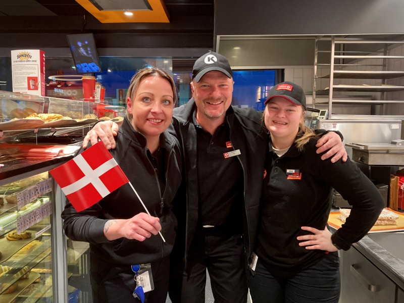 Per Thrane flankeret af Sanne Sanderhoff Christensen og Ninna Schøtt - fredag fejrede han både fødselsdag og jubilæum på tanken i Hjørring.