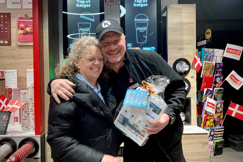 En tidligere kollega fra Statoil-tiden, Anne Maren Schildt, Vodskov, kiggede forbi fredag morgen med en lille gave. Hun driver i dag café i Støvring.