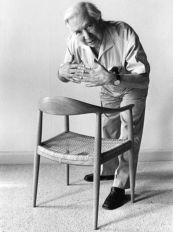 Arkitekt Hans J. Wegner tegnede The Chair og viser, hvordan ryglænet er foldet ind og aldrig kan skilles ad igen. - Jeg kunne simpelthen ikke regne ud, hvordan den var lavet. Den havde bøjede armlæn, og jeg tænkte, det kunne da være fedt at få indblik i sådan noget. Senere så jeg den samme stol i en temalørdag på DR2 og havde derefter ingen tvivl om, at her var noget, jeg kunne bruge mine forholdsvis grønne og kreative hænder på. Og kort efter var jeg solgt til træet og indblikket i at kunne forme det, siger Klaus Grønning.