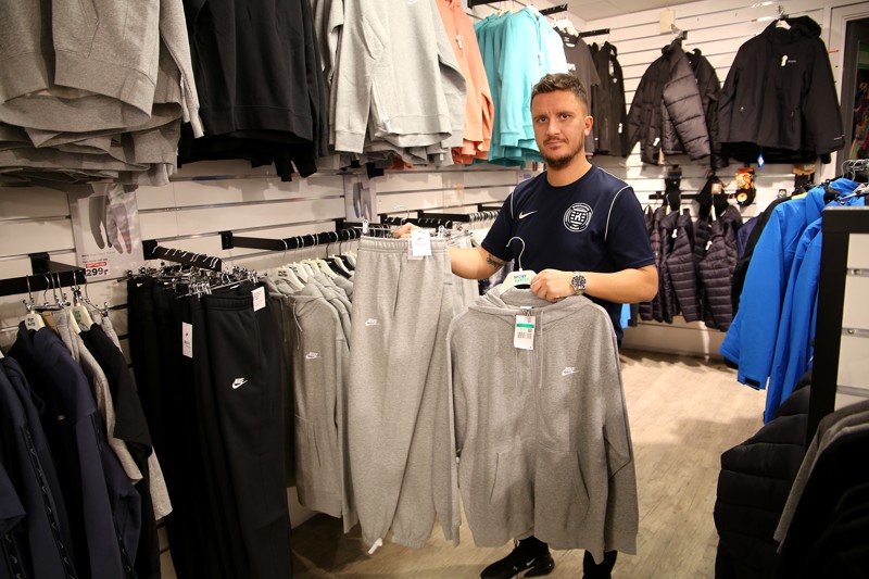 Takket være store indkøbsmuskler hos ejerne, Frasers Group, kan Sportmaster sælge disse Nike-dragter til en meget favorabel pris.