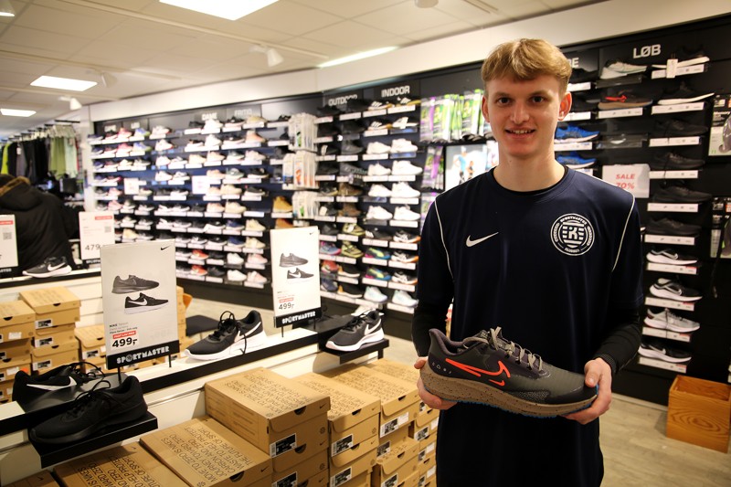 Jeppe Bruun viser en af de mange populære Nike-modeller, som er storsælger hos Sportmaster.