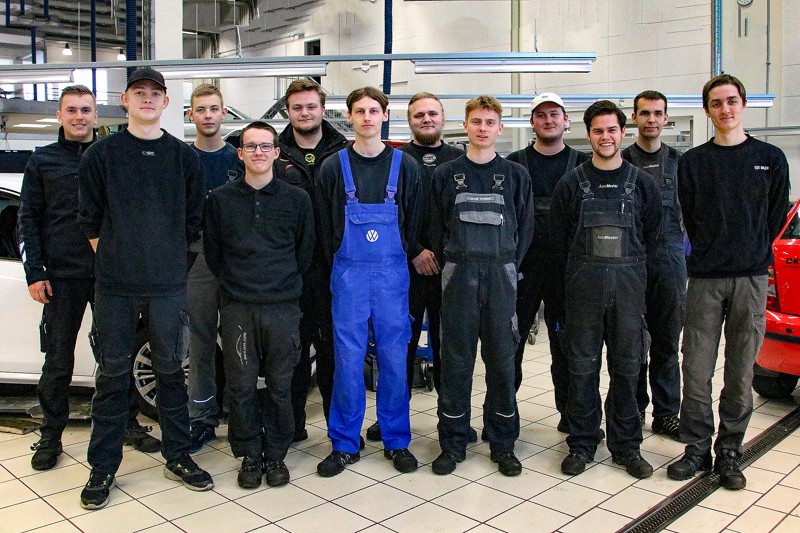 12 nye mekanikere er klar og uddannet til at servicere alle typer af personbiler. Bagerst fra venstre: Nikolaj Sloth Jensen, v/ LD Auto ApS, Thisted Frederik Toftdahl Nørgaard, v/ Thybo Biler, Vestervig Kristian Damsgaard, v/ Hanstholm Dækservice A/S, Bedsted Alexander Eriksen, v/ Kims Auto, Løgstør Nils-Harald Fredslund-Madsen, v/ Jl Automobiler A/S, Thisted Kasper Hyldal Nielsen, v/ Sørens Auto, Automester, Hurup Forrest fra venstre: Alex Overgaard Madsen, v/ Thyholm Auto Jeppe Bruhn, v/ Halkjærs Auto A/S, Nykøbing Mors Rasmus Traugott Hansen, v/ Haaning Automobiler A/S, Nykøbing Mors Jacob Haaning Munk Thomsen, v/ P. Sørensen, Øster Assels A/S Mikkel Krabbe Nielsen, v/ Hvidbjerg Autoværksted ApS, Hurup Victor Kaagaard Dybdal, v/ Ujs Biler A/S, Thisted