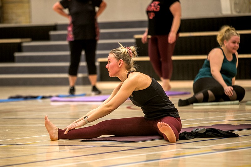 Efter en hektisk omgang træning blev der rundet af med yoga-øvelser.