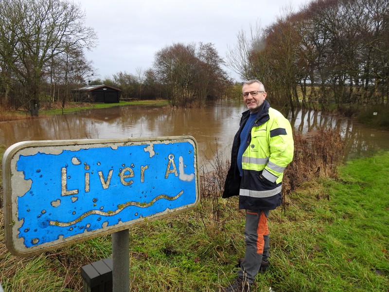 Hjørring Kommune holder opsyn med vandmængderne. Her er det Lars Vandkjær fra Teknik og Miljø, der er på tur ved Liver Å.