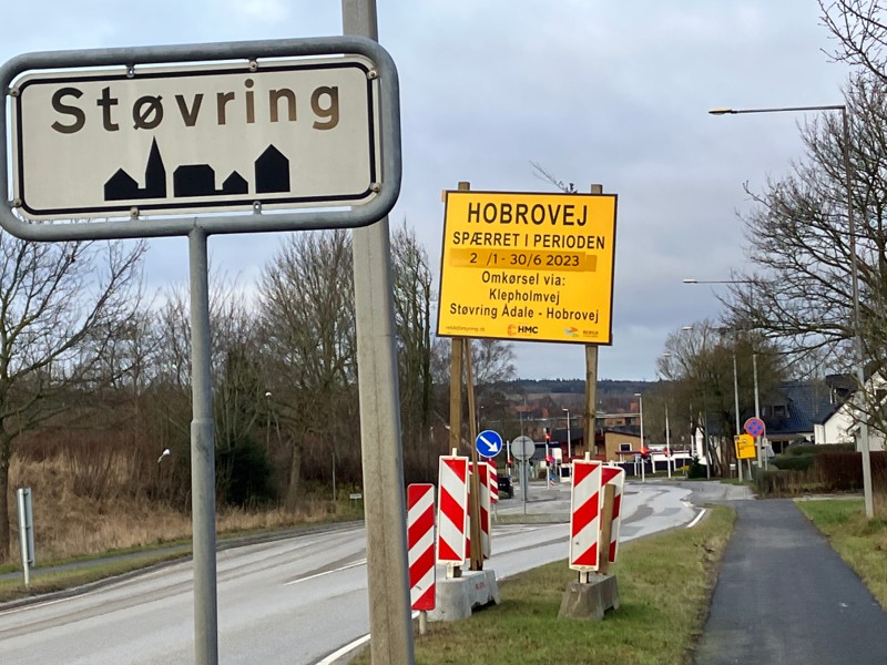 Hobrovej i Støvring er spærret, men Rebild Vand og Spildevand A/S forventer, at der igen er hul igennem for bilister sidst i april. 