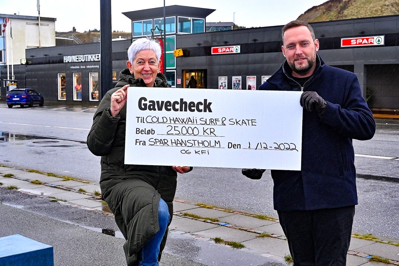 Solveig Madsen fra Spar Hanstholm har givet 25.000 kroner i støtte til projektet med et surf- og skatecenter.