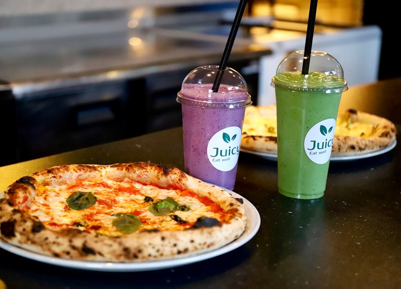 Hos Juicy & Pizza kan du både få juice, smoothies, wraps, sandwich og pizza.
