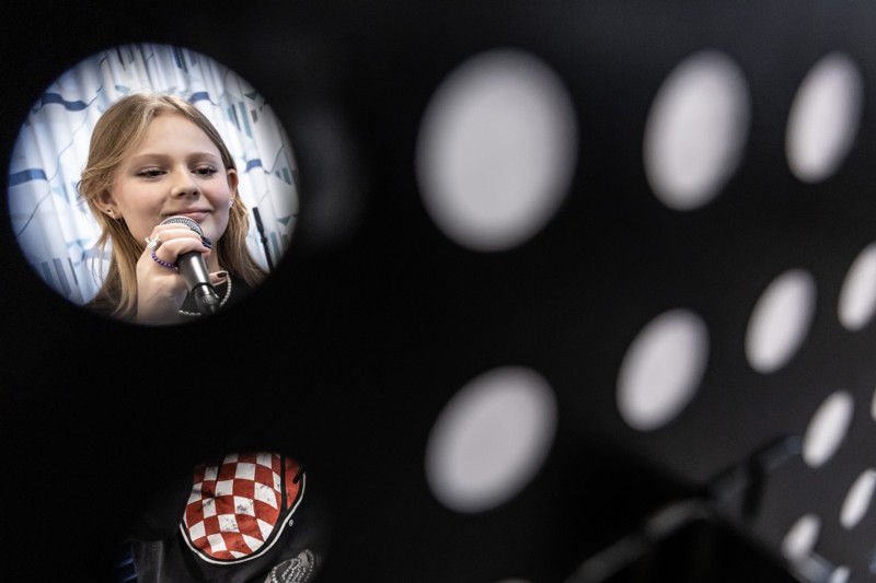 Maya Bella Axelsen bag nodestativet - til koncerten får hun lov at have teksten med, så hun har den at støtte sig til, hvis der skulle blive brug for det.