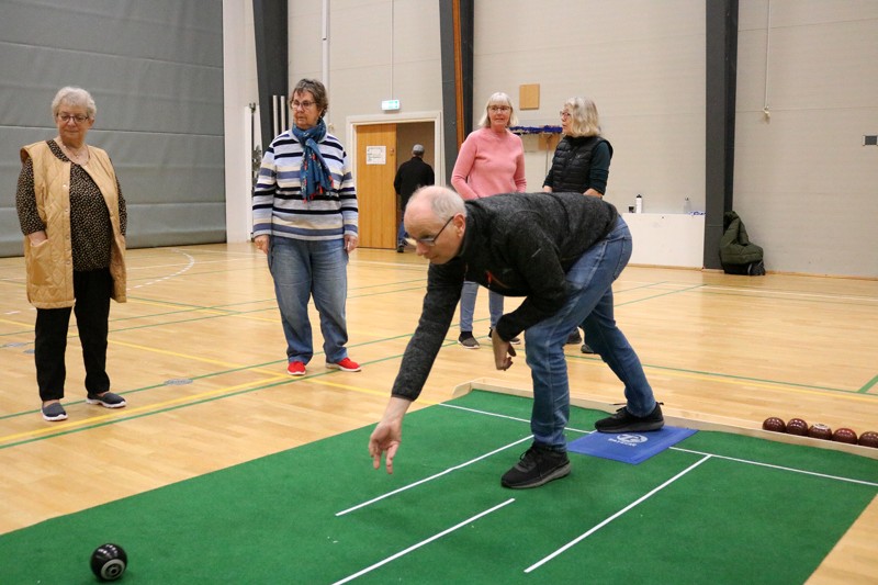 Sammen med sin hustru Hanne prøvede Henrik Birklykke for første gang at kaste med kugler til Bowls.